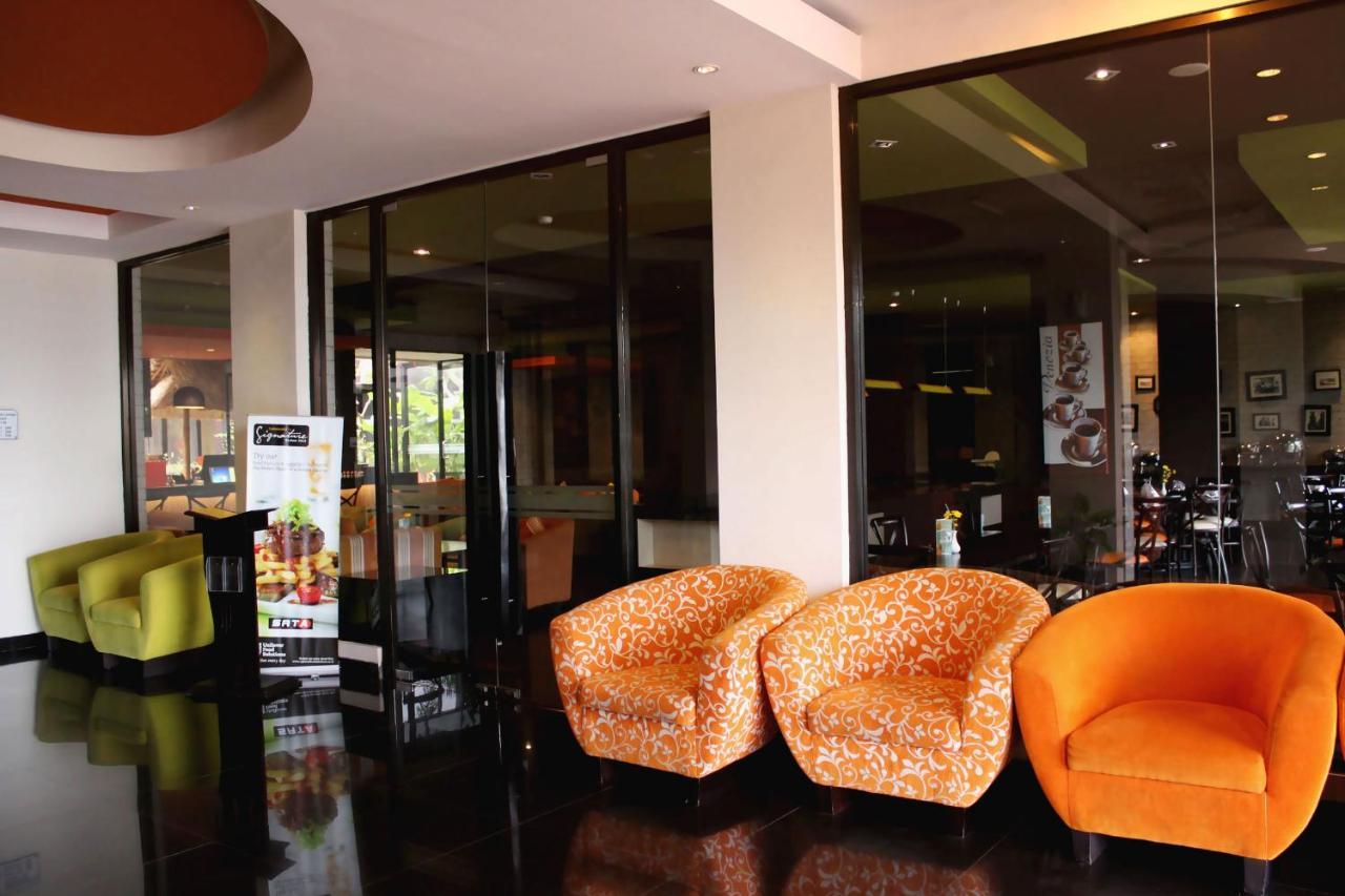 100 Sunset Kuta Hotel & Ballroom Esterno foto